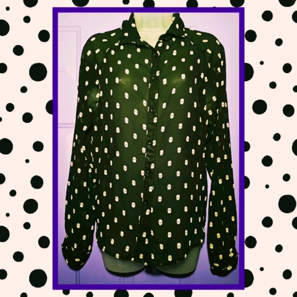 NWOT FUN & FLIRT HI-LO HEM SKULL BLOUSE-SIZE SMALL